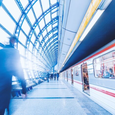 أعيش حياة لا تشبهني